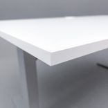 Begagnat höj/sänkbart skrivbord med bordsskiva i vit laminat och silverfärgat stativ. Mått: bredd: 120 cm, djup: 80 cm, justerbar höjd 70 cm - 120 cm.  