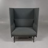 Begagnad Outline Highback från Muuto i mörkgrå tygklädsel, svarta ben, eluttag och USB-anslutningar. Mått: Bredd 88 cm, djup 76 cm, höjd 100 cm, sitthöjd 40 cm. 
