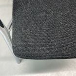 Begagnad konferensstol från Skandiform, modell Max. Den har en stilren mörkgrå klädsel och kromdetaljer samt armstöd. Bredd 61 cm, Djup 55 cm, Höjd 88 cm, Sitthöjd 45 cm. 