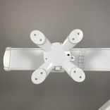 En vit tvåledad monitorarm från Götessons med klämfäste och justerbara armar. Den är begagnad och har en längd på varje arm av 45 cm. Skick 4/5. 
