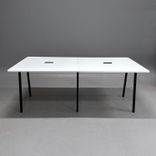 Begagnat projektbord Collaborate från EFG. Med vit skiva med svarta ben och är utrustat med två powerboxar. Mått: Bredd 240 cm, Djup 140 cm, Höjd 90 cm. 