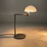 Begagnad Bordslampa Bill från Zero med lamphuvud i vit färg och grå fot. Höjd: 50 cm. 