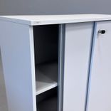 Begagnat låsbart skåp med skjutdörr Continental från Edsbyn i grå. Mått: Bredd 100 cm, djup 41.5 cm och höjd 130 cm. 
