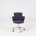 Begagnad stol med hjul Zen från Gärsnäs i mörklila tyg. Mått: Höjd 82 cm och sitthöjd 45 cm.