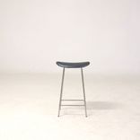 Begagnad barstol Cornflake från Offecct i mörkblått. Mått: Bredd 43 cm, djup 33 cm, höjd 68 cm. 