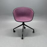 Begagnad stol med hjul AAC24 Front Upholstery från HAY i ljuslila tygklädsel och svart skal samt stativ. Mått: Bredd 59 cm, djup 52 cm, höjd 79 cm och sitthöjd 46 cm. 