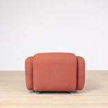 Begagnad fåtölj Swell från Normann Copenhagen, rostfärgad. Mått: Höjd: 67 cm, Sitthöjd: 40 cm, Sittbredd: 50 cm, Ryggbredd: 64 cm, Sittdjup: 62 cm. 