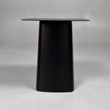 Begagnat soffbord Metal Side Table Medium från Vitra i svart. Mått: bredd 40 cm, djup 40 cm och höjd 44.5 cm. 