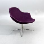 Begagnad fåtölj Palma från Offecct i lila tyg och kromat stativ. Mått: Bredd 82 cm, Djup 81 cm, Höjd 78 cm. 