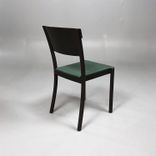 Begagnad matstol Light & Easy från Gärsnäs. I mörkgrått med sits i grönt skinn. Mått: Bredd 47 cm, Djup 40 cm, Höjd 82 cm, Sitthöjd 44 cm. 