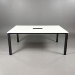 Begagnat rektangulärt konferensbord från Steelcase. Med vit bordsskiva och mörkgrått stativ. Utrustad med kabellucka och kabelhål. Mått: Bredd 180 cm, Djup 120 cm, Höjd 72 cm. 