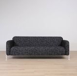 Begagnad 3-sits soffa Mega från Massproductions. Mått: längd 230 cm, höjd 78 cm. Med runda sidopaneler av vitt stål som omger och lyfter de svartmönstrade dynorna. 