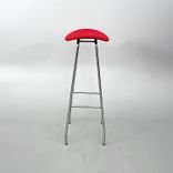 Begagnad barpall från Offecct, modell Cornflake. Röd sits och underredet i kromfinish, med fotstöd. Mått: bredd 43 cm, djup 33 cm och höjd 80 cm.  