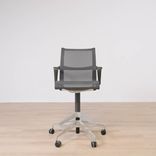 Begagnad kontorsstol Setu från Herman Millers. I svart mesh med svart fot. Mått: Höjd: 128 cm, Sitthöjd: 68-89 cm, Sittbredd: 48 cm, Rygghöjd: 46 cm. 
