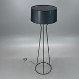 Begagnad golvlampa Aria från Örsjö Belysning med svart skärm och stativ. Mått: Höjd 150 cm, Fotens diameter 40 cm och skärmens diameter 51,5 cm. 
