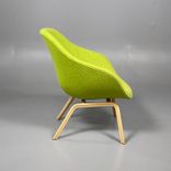 Begagnad fåtölj från HAY, modell AAL82. Komfortabel med bred sittdel och helklädd i ljusgrönt, med askben. Mått: bredd: 76 cm, djup: 73 cm, höjd: 81 cm, sitthöjd: 36cm. 