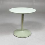 Begagnat runt soffbord Soft Side Table från Muuto i ljusgrönt. Mått: diameter 48 cm och höjd 48 cm. 