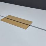 Begagnat projektbord Piece från Edsbyn i vitt med kabellucka i ask. Mått: bredd 210 cm, djup 124 cm och höjd 110 cm. 