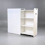 Begagnat towerskåp från Edsbyn modell Access med stomme i vit och front i ask. Mått: bredd 43.5 cm, djup 80 cm och höjd 125 cm. 