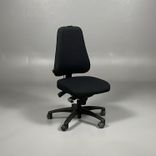 Begagnad kontorsstol modell 6340 från Lanab Group. I svart tyg med justerbart rygg- och sittdjup för optimal komfort. 