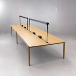 Begagnat konferensbord från Muuto i ek med integrerade LED-armaturer, eluttag och anslutningspunkter. Mått: Bredd 480 cm, Djup 140 cm, Höjd 72 cm. 
