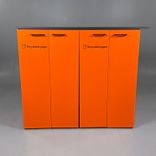 Begagnad miljöstation från Lundqvist Inredningar i orange och grått. Mått: Bredd: 140 cm, djup 75 cm och höjd 118 cm. 