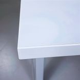 Begagnat höj- och sänkbart skrivbord. Bordsskiva är ljusgrå med stativ i silver. Mått: Bredd 140 cm, Djup 70 cm, justerbar höjd mellan 70 till 120 cm. 