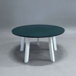 Begagnat runt konferensbord Collaborate från Efg, med mörkgrön skiva och vita ben. Mått: Diameter 140 cm och höjd 72 cm. 