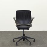 Begagnad kontorsstol Cobi från Steelcase. Mått: sitthöjd 39,5–52 cm. 