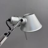 Begagnad vägglampa Tolomeo från Artemide i aluminium med flexibel, ledad arm. Mått: Höjd 67–131 cm och längd 81–126 cm.