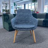 Begagnad fåtölj Glove Lounge från Horreds i blåmelerat tyg och askben. Mått: bredd 79 cm, djup 82 cm och höjd 87 cm, sitthöjd 42 cm. 