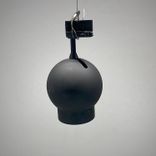 Begagnad taklampa Ogle från Atelje Lyktan. Tillverkad i svart metall med integrerad reflektor för riktbar belysning. Mått: diameter 15 cm och höjd 16,5 cm. 