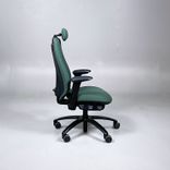 Begagnad sittgrupp med grön kontorsstol Mereo från RH, samt höj- och sänkbart skrivbord med vit bordsskiva. Mått: Bredd: 120 cm, Djup: 80 cm.  
