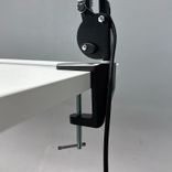Begagnad skrivbordslampa Verit från Glamox Luxo med klämfäste i svart. Mått: höjd 85 cm.