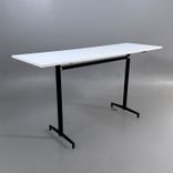 Begagnat barbord med vit bordsskiva och svart stativ. Mått: Bredd 210 cm, Djup 70 cm, Höjd 108 cm. 