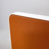 Begagnad bordsskärm Joyn från Vitra i orange. Mått: Bredd 77.5 cm, Höjd 30 cm. 