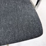 Begagnad stol med hjul Flex F-228 från Skandiform i mörkgrå klädsel, kromat underrede och armstöd. Mått: Bredd 62 cm, djup 60 cm, höjd 88 cm och sitthöjd 46 cm 
