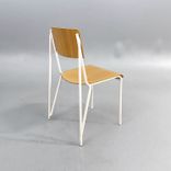 Begagnad matstol Petit från HAY med sits och rygg i ek samt vita ben. Mått: bredd 52.5 cm, djup 50 cm, Höjd 83 cm, Sitthöjd 47 cm. 