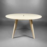 Begagnat projektbord från Ragnars, modell E5 Work Meeting. Med rund bordsskiva, helt i  askmaterial, integrerade kabelluckor för sladdhantering. Mått: diameter 160 cm, höjd 90 cm. 