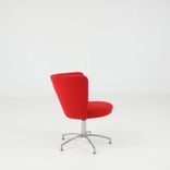 Begagnad fåtölj Zen Lounge från Gärsnäs i rött tyg. Mått: Höjd 74 cm, sitthöjd 50 cm, sittbredd 50 cm och sittdjup 50 cm. 