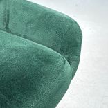 Begagnad konferensstol med grön sammetsklädsel, svarta ben och skålformad sits och rygg. Mått: Bredd 48 cm, djup 45 cm, höjd 86 cm och sitthöjd 47 cm. 