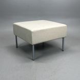 Begagnad beige sittpuff Havanna från Swedese med sandfärgat tyg, silverfärgade ben. Mått: Bredd 64 cm, djup 64 cm, höjd 45 cm. 