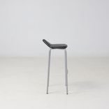 Begagnad barstol Plektrum från Materia i svart. Mått: sitthöjd 78 cm. Mått: höjd 87 cm, bredd 45 cm och djup 43 cm. 