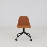 Begagnad stol med hjul Harbour Side Dining Chair från Audo Copenhagen i Ljusbrunt med svart stativ. Mått: Höjd: 80 cm, Längd: 50 cm, Bredd: 42 cm, Sitthöjd: 43 cm. 