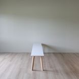 Begagnad sittbänk CPH DEUX 215 i vit färg från HAY. Mått: Mått: Längd: 200 cm Bredd: 35 cm Höjd: 45 cm. 