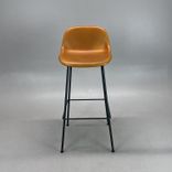Begagnad barstol Fiber Barstool från Muuto med brunt cognacfärgat skinn på sitsen och svarta ben. Mått: Bredd 42.5, Djup 44.5, Höjd 87.5, Sitthöjd 68 cm. 