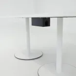 Begagnat konferensbord Serie e-one från Kinnarps i vitt. Mått: 180 cm brett, 100 cm djupt och 74 cm högt.