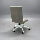Begagnad stol med hjul Woods från EFG i beige tygklädsel, vitt underrede. Mått: Bredd 63 cm, djup 67 cm, höjd 92–105 cm, sitthöjd 42–55 cm. 