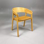 Begagnad Muuto Cover Armchair i ek med ljusbrun klädd sits, armstöd och rundad rygg. Bredd 56,5 cm, djup 46 cm och höjd 76 cm.