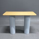 Begagnat barbord Cap från Karl Andersson & Söner. Avlång skiva i björk med räfflade pelarben i grått. Mått: Bredd 140 cm, djup 60 cm och höjd 110 cm.
